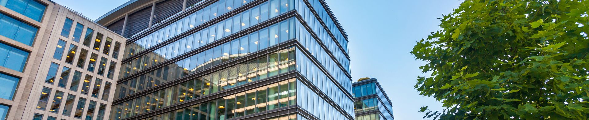 Großes Bürogebäude mit Glassfassade
